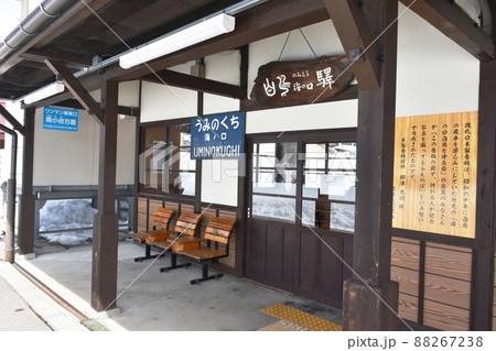 雪国の風景　JR東日本　大糸線　海ノ口駅の雪景色 88267238