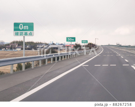 高速道路　車間距離確認　追突防止　事故防止　標識　100m　確認基点 88267258