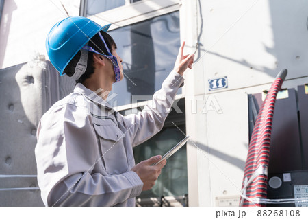 住宅とヘルメットのビジネスマン 点検指差し 住宅とヘルメットのビジネスマン 点検指差し 88268108