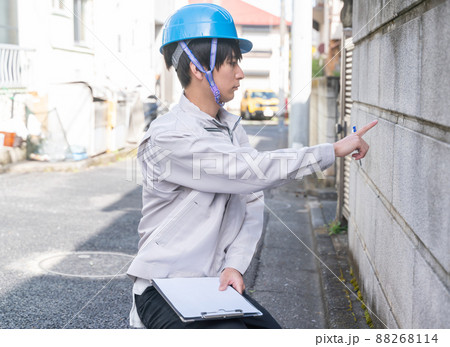 住宅とヘルメットのビジネスマン ブロック塀を点検 住宅とヘルメットのビジネスマン ブロック塀を点検 88268114