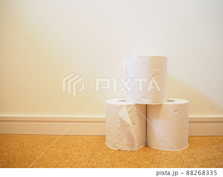 室内に積まれたトイレットペーパー 88268335