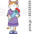 カーネーションの花束を持つ女の子の子猫 88268369