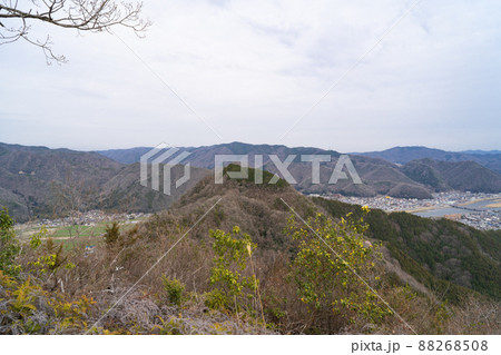 一本松（大鳥山と大観峰の間）から見た本丸跡と生駒山（上郡アルプス） 88268508