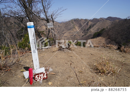 桐生市菱町から仙人ケ岳登山コースを登る。黒川左岸の尾根の小友沢ノ頭から、北方面、仙人ケ岳分岐方面を見 88268755