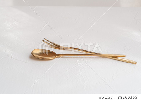 ゴールドのスプーンとフォーク　おしゃれ 88269365