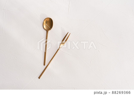 ゴールドのスプーンとフォーク　おしゃれ 88269366