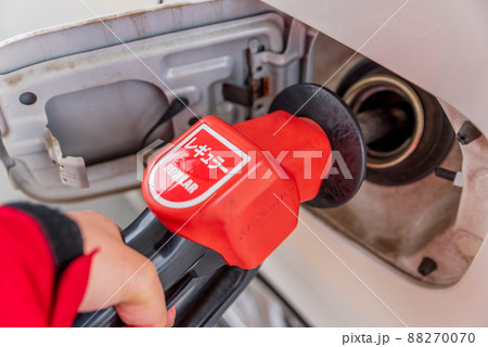 レギュラーガソリンをセルフで給油 88270070