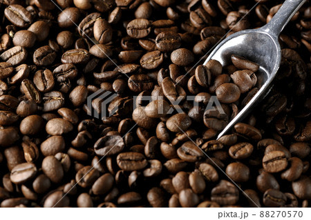 画面いっぱいの珈琲豆とコーヒースプーン 88270570