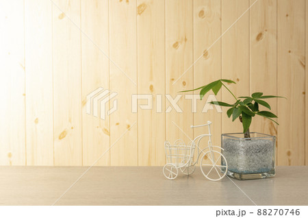 テーブルと板張り壁のインテリアイメージ テーブルと板張り壁のインテリアイメージ 88270746