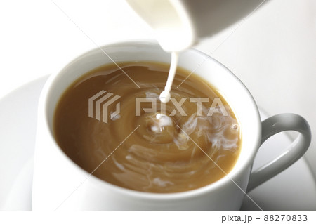 コーヒーにミルクを入れてるシーン 88270833