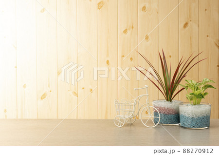 テーブルと板張り壁のインテリアイメージ 88270912