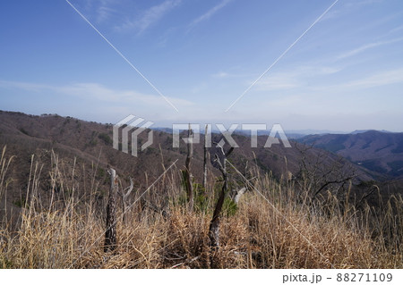 桐生市菱町から仙人ケ岳登山コースを登る。荒倉山山頂から、仙人ケ岳山頂と、東方面に連なる尾根を見る 桐生市菱町から仙人ケ岳登山コースを登る。荒倉山山頂から、仙人ケ岳山頂と、東方面に連なる尾根を見る 88271109