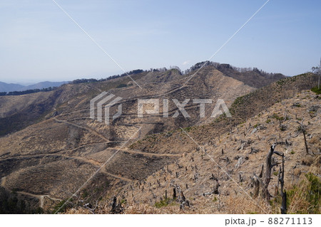 桐生市菱町から仙人ケ岳登山コースを登る。荒倉山山頂から、黒川右岸の尾根と前仙人ケ岳方面を見る 桐生市菱町から仙人ケ岳登山コースを登る。荒倉山山頂から、黒川右岸の尾根と前仙人ケ岳方面を見る 88271113