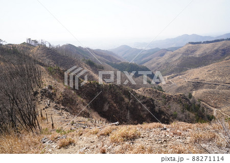 桐生市菱町から仙人ケ岳登山コースを登る。荒倉山山頂から、黒川右岸と左岸の尾根を見る 桐生市菱町から仙人ケ岳登山コースを登る。荒倉山山頂から、黒川右岸と左岸の尾根を見る 88271114