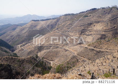 桐生市菱町から仙人ケ岳登山コースを登る。荒倉山山頂から、黒川の右岸の尾根を見る 桐生市菱町から仙人ケ岳登山コースを登る。荒倉山山頂から、黒川の右岸の尾根を見る 88271116