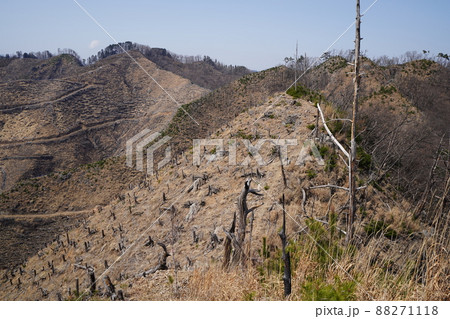 桐生市菱町から仙人ケ岳登山コースを登る。荒倉山山頂から、黒川の右岸方面を見る 桐生市菱町から仙人ケ岳登山コースを登る。荒倉山山頂から、黒川の右岸方面を見る 88271118
