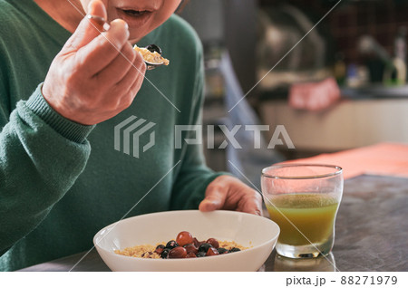 オートミールを食べるシニア女性 オートミールを食べるシニア女性 88271979