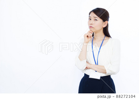 悩んでいる30代のビジネスウーマン 88272104