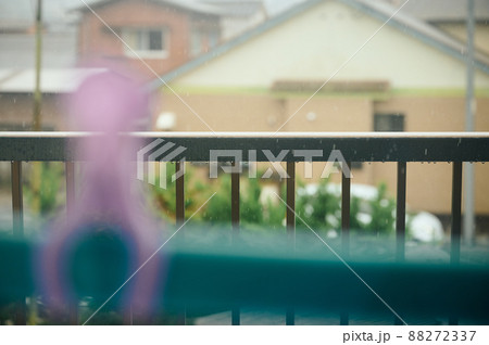 雨で濡れた家のベランダ　梅雨イメージ 88272337