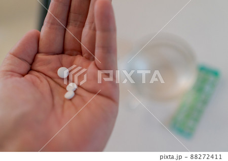薬(錠剤)を飲む 88272411
