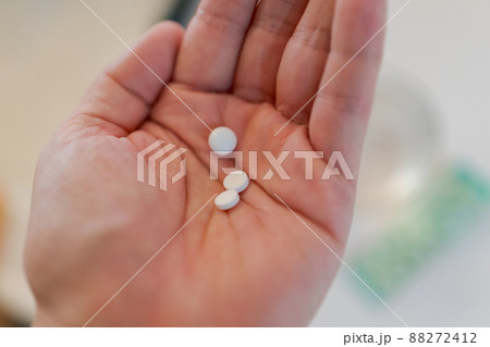 薬(錠剤)を飲む 88272412