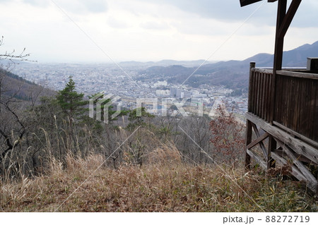 前仙人ケ岳から泉龍院の登山口まで下山中にあった東屋と桐生市街方面 前仙人ケ岳から泉龍院の登山口まで下山中にあった東屋と桐生市街方面 88272719
