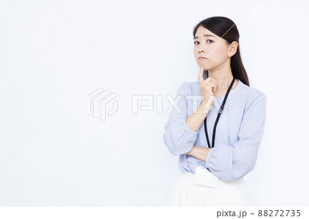 悩んでいる30代のビジネスウーマン 悩んでいる30代のビジネスウーマン 88272735