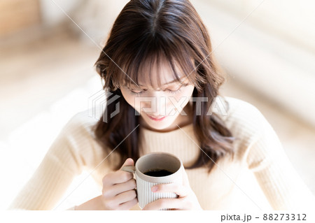コーヒーでくつろぐ女性 コーヒーでくつろぐ女性 88273312