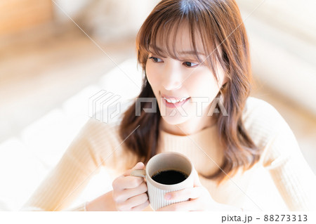 コーヒーでくつろぐ女性 コーヒーでくつろぐ女性 88273313