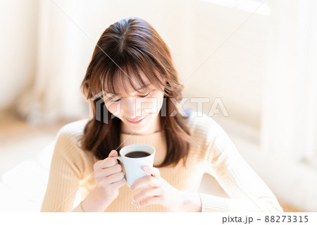 コーヒーでくつろぐ女性 コーヒーでくつろぐ女性 88273315