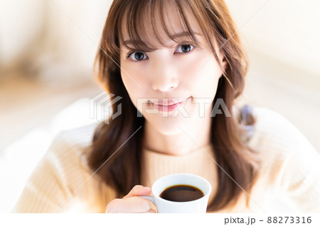 コーヒーでくつろぐ女性 コーヒーでくつろぐ女性 88273316