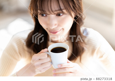 コーヒーでくつろぐ女性 コーヒーでくつろぐ女性 88273318