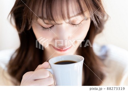 コーヒーでくつろぐ女性 88273319