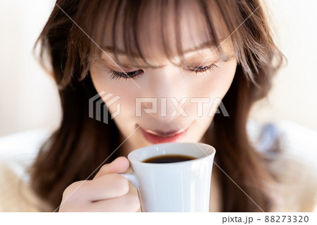 コーヒーでくつろぐ女性 コーヒーでくつろぐ女性 88273320
