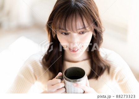 コーヒーでくつろぐ女性 コーヒーでくつろぐ女性 88273323
