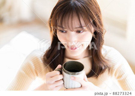 コーヒーでくつろぐ女性 コーヒーでくつろぐ女性 88273324