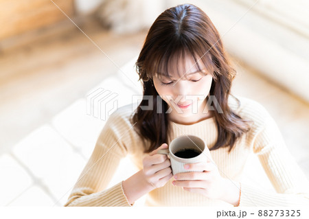 コーヒーでくつろぐ女性 コーヒーでくつろぐ女性 88273325