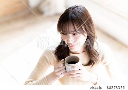 コーヒーでくつろぐ女性 コーヒーでくつろぐ女性 88273326