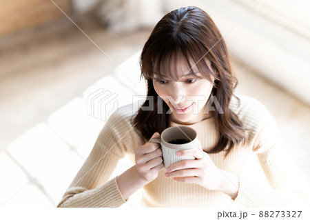コーヒーでくつろぐ女性 コーヒーでくつろぐ女性 88273327
