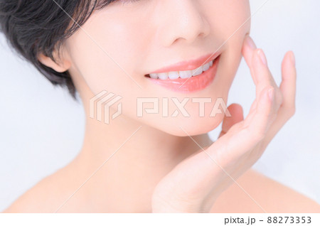 美容で使えそうな口元のアップ 美容で使えそうな口元のアップ 88273353