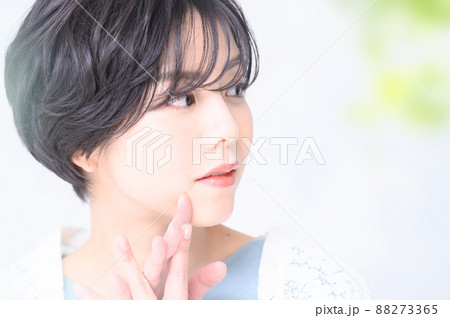 お肌を気にする美しい女性 緑の前ボケあり お肌を気にする美しい女性 緑の前ボケあり 88273365