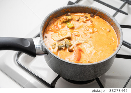 具沢山スープの調理風景 具沢山スープの調理風景 88273445