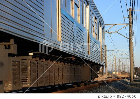 轟音を立てて傍らを過ぎていく秩父鉄道下り三峰口行きの電車 轟音を立てて傍らを過ぎていく秩父鉄道下り三峰口行きの電車 88274050