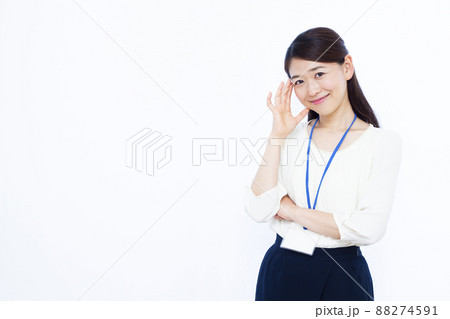 笑顔で考えている30代のビジネスウーマン 笑顔で考えている30代のビジネスウーマン 88274591