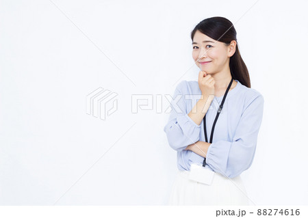 笑顔で考えている30代のビジネスウーマン 88274616