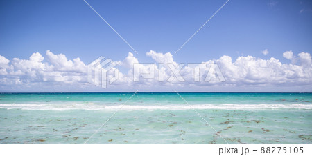 Turquoise dea with clouds on teh horizon as ideal holiday destination for the summer 88275105