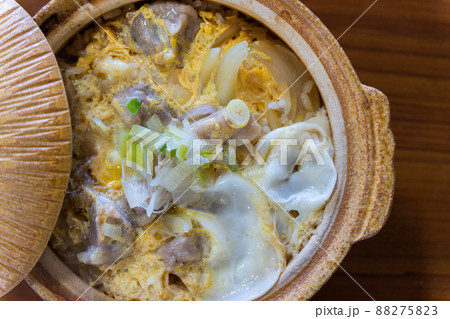 土鍋で食べるカツオだしの効いた日本料理「親子丼」 土鍋で食べるカツオだしの効いた日本料理「親子丼」 88275823