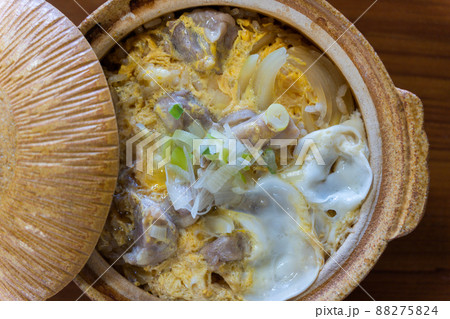 土鍋で食べるカツオだしの効いた日本料理「親子丼」 88275824