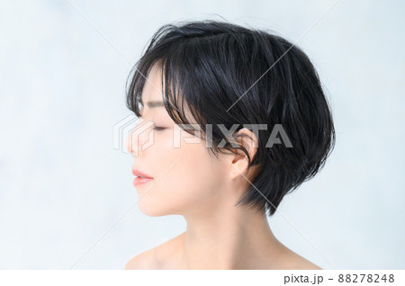 美しいEライン女性の横顔　目を閉じる 88278248