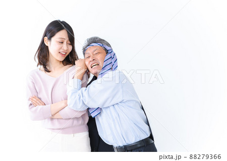 酔っぱらいに絡まれる若い女性 88279366